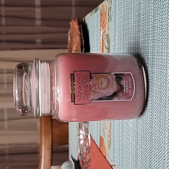 Yankee Candle, Fresh Cut Roses 22 oz Jar Candle, New - Picture 1 of 4
